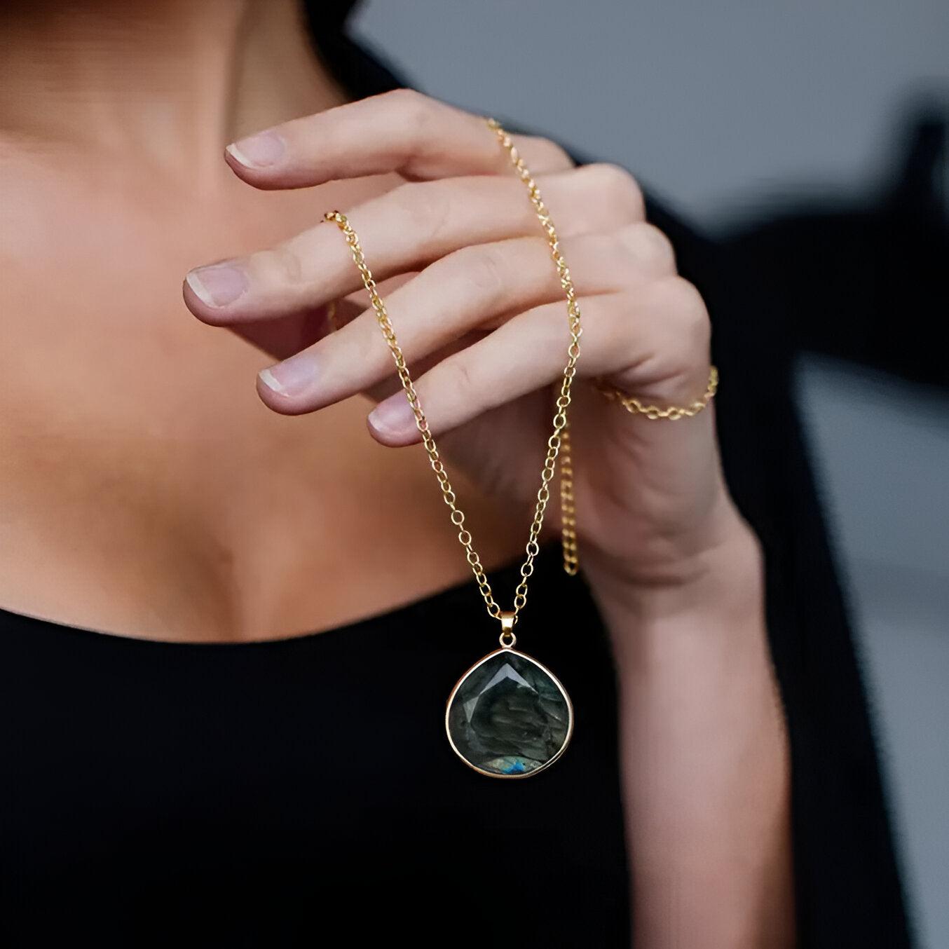 Goldene Glanz-Halskette mit eleganter Ausstrahlung für Damen