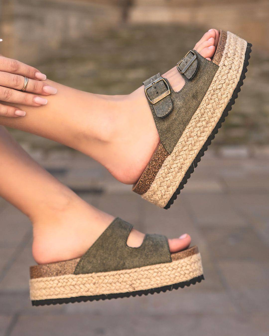 Brithya | Kaki Plateau-Sandalen mit Schnallen